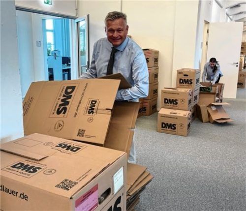 Bürgermeister Richard Richter freut sich über den reibungslosen Ablauf und packte wie immer selbst mit an. Foto Zehetmaier