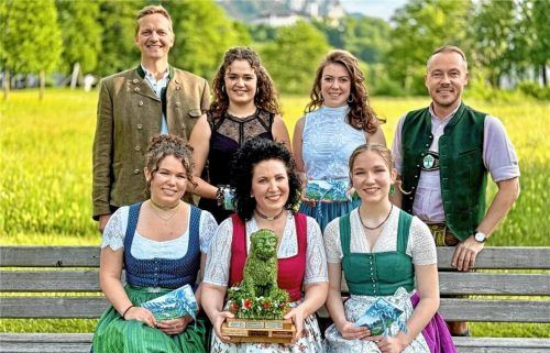 Bürgermeister Simon Frank (links) und Tourismuschef Herbert Reiter (rechts) freuen sich mit der Familienmusik Wörndl (sitzend), bestehend aus Mutter Maria Wörndl (vorne Mitte) und den Zwillingstöchtern Johanna (rechts) und Regina, sowie dem Heiraffe Harfenduo mit Johanna Stein (stehend, links) und Katharina Thaurer.Foto Bauer