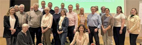 Bürgermeister Simon Frank (Siebter von links) und Tourismuschef Herbert Reiter (Mitte) zusammen mit dem gesamten Team der Tourist-Infos Aschau und Sachrang, Gemeinderäten und örtlichen Leistungsträgern.Foto re