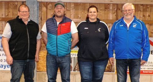 Bürgermeister Stefan Adam (von links) gratulierte den erfolgreichen Meisterschaftsteilnehmer Peter Rottmoser junior und Kathleen Neumayer sowie Abteilungsvorstand Peter Rottmoser senior.Foto Sollinger