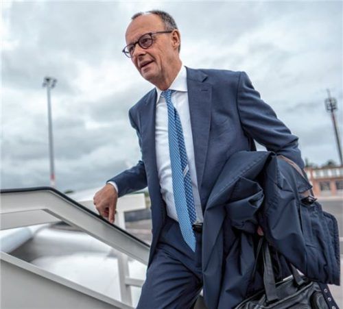Bundeskanzler Friedrich Merz (CDU) steigt in ein Flugzeug der Flugbereitschaft der Luftwaffe, um nach Litauen zu fliegen. Foto dpa