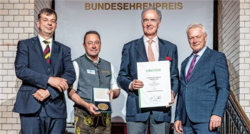 Bundeslandwirtschaftsminister Alois Rainer (rechts) überreicht gemeinsam mit DLG-Präsident Hubertus Paetow (links) Urkunde und Medaille an Braumeister Josef Kronast undDr. Erich Prinz von Lobkowicz. Foto DLG/Schwarz