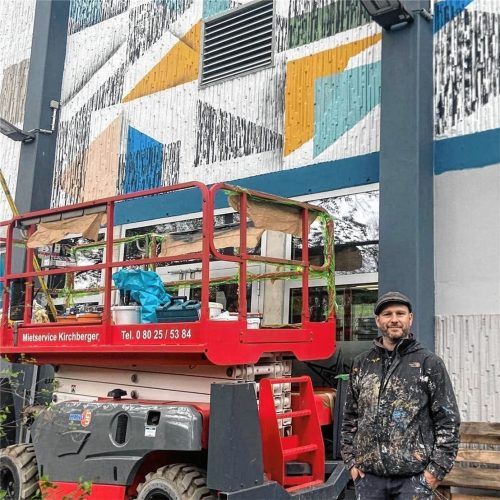 Christian Kera Hinz „Kera1“ – der Künstler vor der Außenfassade des Eisstadions. Foto Glanz