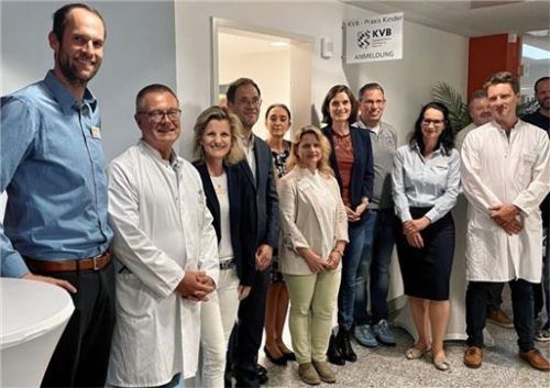 Daniela Ludwig, Parlamentarische Staatssekretärin im Bundesinnenministerium und Bundestagsabgeordnete (Dritte von links, freut sich mit Dr. Torsten Uhlig, Chefarzt Klinik für Kinder- und Jugendmedizin (Zweiter von links), und seinem Nachfolger Dr. Hendrik Jünger (rechts). Foto Michael