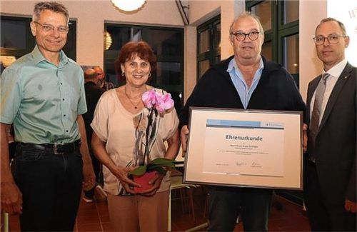 Dank für langjährige Verdienste im Elektrohandwerk: (von links) Prüfungsausschussvorsitzender Alois Ortner, Rita Speckbacher, Franz Xaver Enzinger und Obermeister Peter Müller.Foto wittenzellner