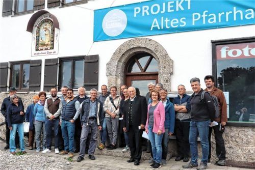 Das „Alte Pfarrhaus“ in der Ortsmitte soll erhalten bleiben, fordern Kirchenverwaltung, Pfarrgemeinderäte und Bürger der Pfarrei Herz-Jesu Bad Feilnbach. Foto Strim