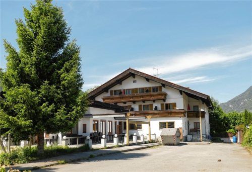 Das ehemalige Gasthaus Berghupferl in der Sudelfeldstraße 12 soll zur Flüchtlingsunterkunft werden. Foto Schubert
