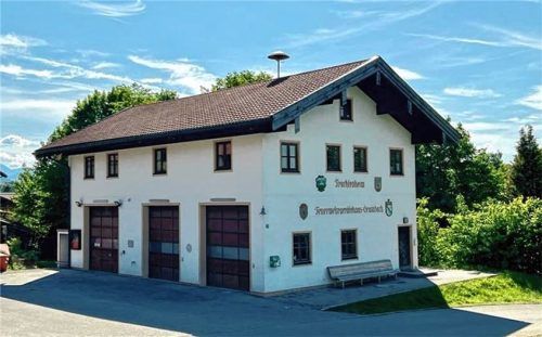 Das Feuerwehrhaus in Grainbach braucht neue Tore. Foto Deindl