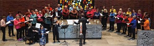Das Konzert begann mit den Protagonisten auf der Empore und wurde im Altarraum fortgesetzt, wo die Stimmen, aufgrund der Akustik in der Christkönigkirche deutlich besser zu vernehmen waren.