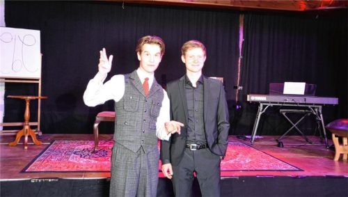 Das kreative Duo – bestehend aus Mentalmagier Pablo Krause und dem Pianisten Jonah Stabe – auf der Bühne. Foto Grun