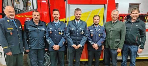 Das neue Kommandanten-Trio mit Maximilian Weiß (Erster Kommandant/Mitte), Maximilian Neumeir (sein Stellvertreter/Dritter von links), Martin Christoph (zweiter Stellvertreter/Dritter von rechts) zusammen mit Kreisbrandmeister Werner Meier-Matheke (links), Kreisbrandinspektor Max Goldbrunner (Zweiter von links), Bürgermeister Richard Richter (Zweiter von rechts) und Feuerwehr-Referent Andreas Riedl. Foto baumann