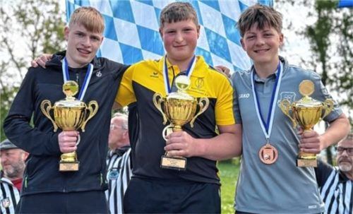 Das Stockerl der Jugend-U14: Marinus Baumann (Mitte) siegte, Fabian Bayerlein (links) holte Silber und Leonhard Dietmayr (rechts) sicherte sich den dritten Platz. Foto Kamhuber