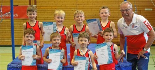 Das Team des TSV 1860 Mühldorf bei den Kunstturn-Meisterschaften in Erlangen mit ihrem Trainer Werner Klöpper.Foto re