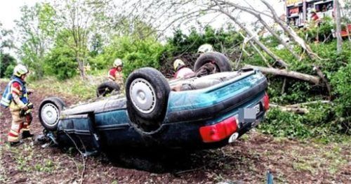 Der Audi des Unfall-Fahrers kam nach dem Überschlag auf dem Dach zu liegen. Foto Reisner