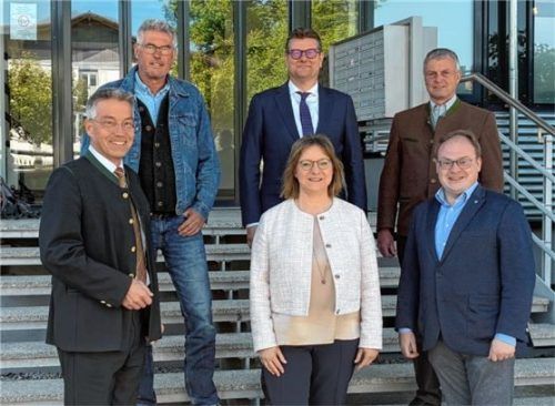 Der Aufsichtsrat der LKZ Prien GmbH in seiner Besetzung ab dem Jahr 2025 zusammen mit Geschäftsführerin Dr. Petra Seebauer (von links): Landrat Otto Lederer, Leonhard Hinterholzer (Energie- und Klimaschutzreferent und Gemeinderat in Prien), Dr. Petra Seebauer, Andreas Friedrich (Erster Bürgermeister Markt Prien), Maximilian Steiert (Fraunhofer-Gesellschaft), Martin Kollmannsberger (Mitglied des Priener Marktgemeinderates). Foto LKZ Prien