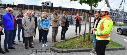 Der Brückenbau geht voran, davon konnten sich auch die Mitglieder der IG Aicherpark überzeugen.Fotos  Schlecker