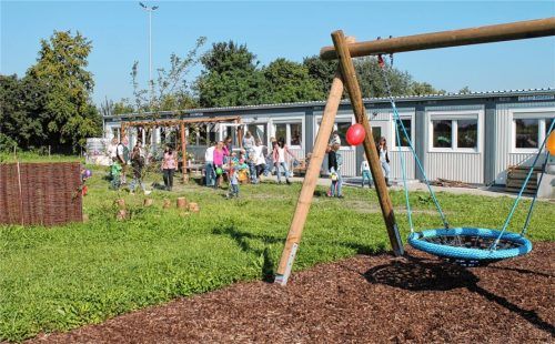 Der Container ist aktuell am Tannenweg in Betrieb, wo er schon zur Eröffnung des provisorischen Naturkindergartens im Jahr 2021 (Foto) von den Kindern freudig vereinnahmt wurde.Foto Heinz
