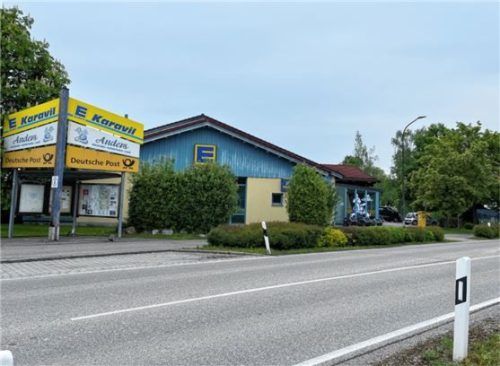 Der Edeka-Markt zieht auf das ehemalige Sportplatzgelände, nach dem Umbau siedelt sich hier an der B15 ein Netto an.

Foto Heinz