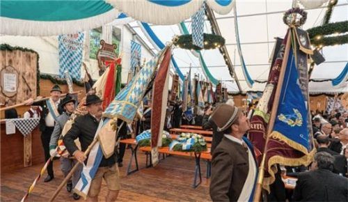 Der Einmarsch der farbenprächtigen Fahnenabordnungen wurde musikalisch von der Auer Musi begleitet.