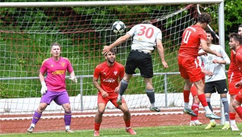 Der erste Streich von Rosenheims Doppel-Torschützen Michael Summerer: Der Mittelfeldspieler köpfte kurz vor der Pause zur Sechziger-Führung ein.Foto Hans-Jürgen Ziegler