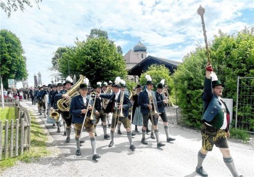 Der Festmarsch, an dem sich zahlreiche Orts-, Nachbars- und Freundschaftsvereine der Musikkapelle Wildenwart beteiligten, führte ins Wildenwarter Hinterland zum Braunhof nach Stupfa. Fotos Hötzelsperger