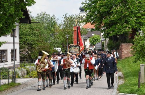 Der Festzug zieht traditionell vom Kriegerdenkmal zum Festplatz. Fotos Robert Wagner