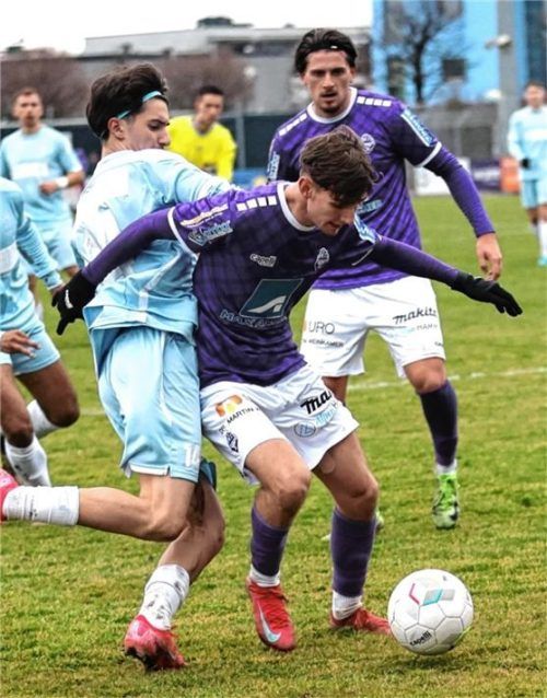 Der gebürtige Rosenheimer Nico Schiedermeier (22), der in dieser Szene das Leder vor einem Kicker aus Bischofshofen abdeckt, hat mit dem SV Austria Salzburg sehr gute Chancen auf den Zweitliga-Aufstieg. Zuletzt leitete er im Regionalliga-Spitzenspiel gegen Imst mit einem Schnittstellenpass das 3:2-Siegtor ein. Foto SV Austria Salzburg