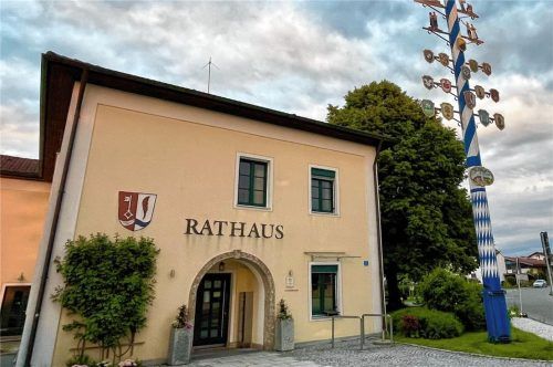 Der Gemeinderat Vogtareuth befasste sich mit dem Haushalt 2025. Darin ist auch die barrierefreie Sanierung des Rathauses enthalten. Foto hin
