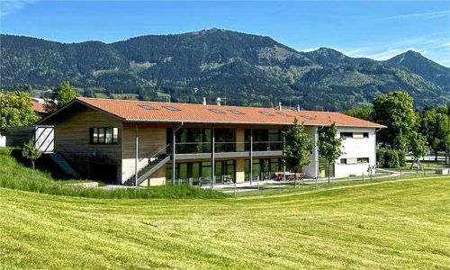 Der Gemeinderat will sich das Thema Kindergartengebühren künftig jedes Jahr anschauen. Im Bild: der neue Kindergarten in der SchwimmbadstraßeFoto Deindl