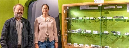 Der Heimat- und Geschichtsverein Achental präsentiert Funde bis aus der frühen Bronzezeit in einer neuen Vitrine im Alten Bad. Die beiden Referenten Dr. Hans-Jürgen Grabmüller und Dr. Katharina Ramstetter ordneten diese in die Historie ein und beleuchten neue Erkenntnisse. Foto flug