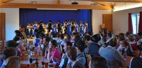 Der Heimgartensaal war gut gefüllt zum Frühjahrs-Hoagascht des Trachtenvereins D‘ Jenbachtaler. Foto re