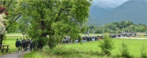 Der lange Zug der Trachtler, die aus Unterwössen nach Raiten pilgern.Foto wunderlich
