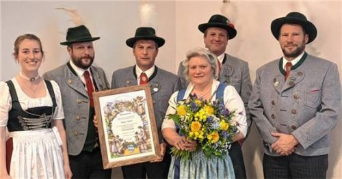 Der langjährigen Vorsitzenden Brigitte Kiemer (Mitte) wurde eine besondere Ehre zuteil: Sie wurde zur Ehrenvorsitzenden ernannt. Die Urkunde überreichten (von links) Edeltraud Keller, Sepp Paul junior, Harry Medl, Brigitte Kiemer, Andi Neichl junior und Benjamin Masel.