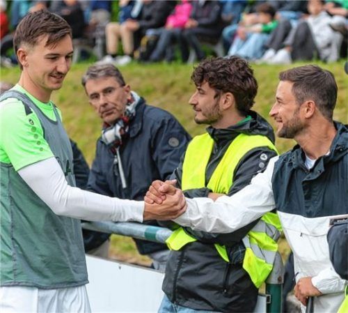 Der mehrfache Skisprung-Weltmeister Markus Eisenbicher (rechts) wünscht Siegsdorfs Paul Glassl vor dessen Einwechslung alles Gute.Foto Hans Weitz
