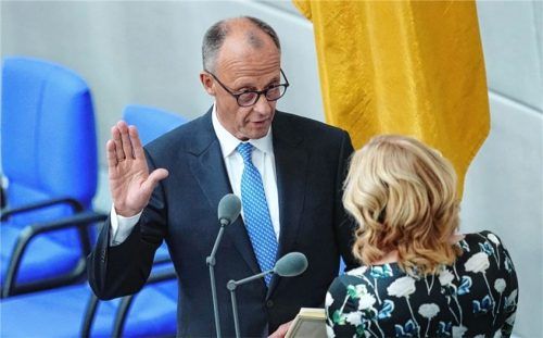 Der neu gewählte Bundeskanzler Friedrich Merz (CDU) legt vor Bundestagspräsidentin Julia Klöckner (CDU) im Bundestag bei der Vereidigung den Amtseid ab. Foto dpa
