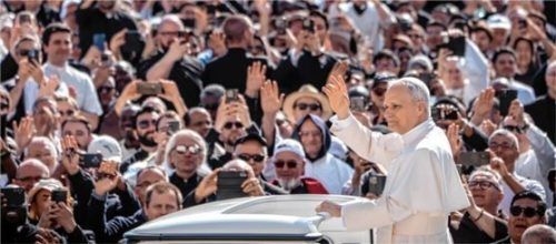 Der neue Papst Leo XIV. kommt zu seiner Amtseinführung auf den Petersplatz. Foto dpa