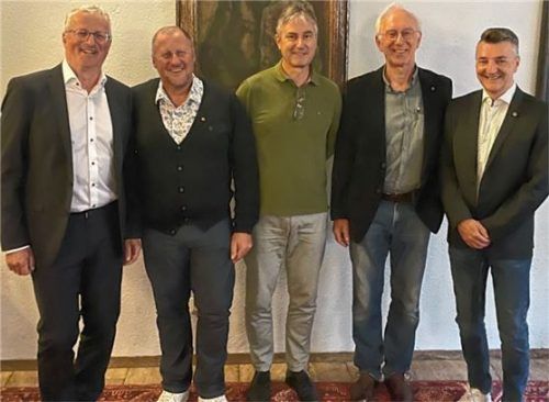 Der neue Vorstand der Bad Aiblinger Lions: (von links) Dr. Harald Kluschanzoff (Präsident), Michael Maier (Pastpräsident), Manfred Meixner (Schatzmeister), Wolfgang Rank (Club-Sekretär) sowie Markus Stephan (Vizepräsident).Foto re
