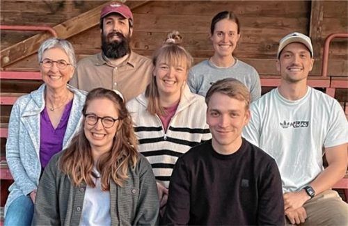 Der neue Vorstand des Skiteams Heufelds: (hinten) Roland Wallner und Verena Arzberger, (Mitte, von links) Birgit Dänner, Simone Schneider sowie Martin Geissler und (vorne) Julia Wallner sowie Marinus Wallner. Foto re