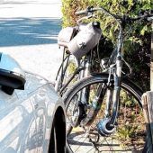 Radfahrer bei Kollision mit Auto schwer verletzt