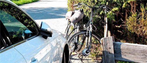 Der Radfahrer wurde von dem Audi erfasst und kam anschließend zu Sturz. Foto Reisner