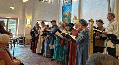 Der Renaissance-Chor Bruckmühl unter der Leitung von Dr. Ines Gnettner (ganz links im Bild) in historischen Gewändern in der Emmauskirche in Feldkirchen-Westerham. Foto kissel