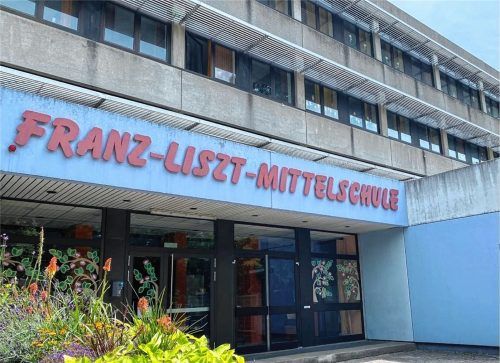 Der Sanierungsstau an der Franz-Liszt-Mittelschule ist nicht mehr zu übersehen. Die Zukunft der Schule ist zwar noch ungewiss, aber die Stadt plant dafür schon Geld im Finanzplan ein. Foto Lohmann