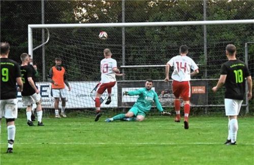 Der Siegtreffer für Großholzhausen: Quirin Seebacher knallt die Kugel gegen Bad Aibling unter die Latte.Foto Ruprecht