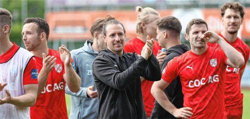 Der SV Erlbach mit Trainer Lukas Lechner (Mitte) geht in die Aufstiegsrelegation zur Regionalliga.Foto Gabi Zucker