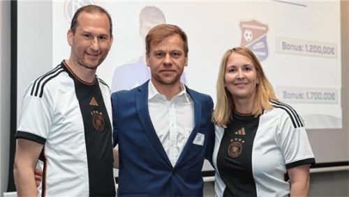 Der TSV Neubeuern (Pius Stuffer, Bildmitte) erhielt von den BFV-Funktionären Florian Weißmann und Sandra Hofmann den DFB-Bonus.Foto BFV