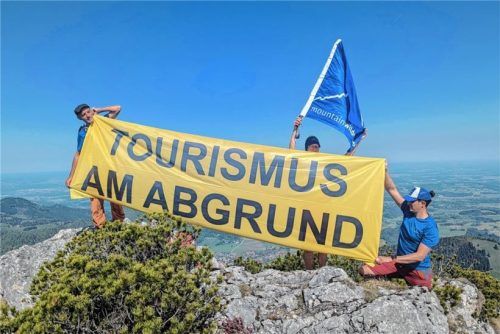 Der Verein „Mountain Wilderness Deutschland“ demonstriert auf der Kampenwand. Foto re