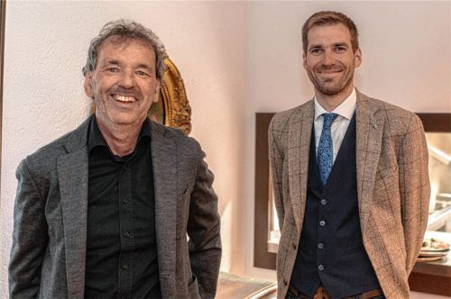 Der Vorsitzende des Rohrdorfer Bürgerblocks Martin Fischbacher (links) gratuliert Bürgermeister Simon Hausstetter. Die Gruppierung hat ihn auch für die nächste Legislaturperiode als Bürgermeisterkandidaten nominiert.Foto Thomae