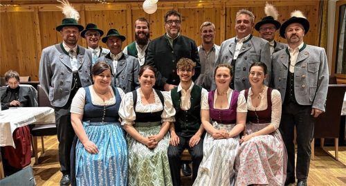 Der Vorstand der GTEV D‘Mangfalltaler Heufeld: (hinten von links) Alois Huber, Georg Fischer, Christian Heimgartner, Julian Hilz, Markus Nietmann, Simon Heimgartner, Stefan Hofmeister, Markus Zehetmaier, Wolfgang Mittermüller sowie (vorne) Monika Sigl, Marion Gschwendtner, Thomas Hofmeister, Anita Sollinger und Annalena Heimgartner. Foto trachtenverein heufeld