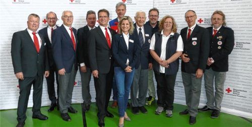Der Vorstand des Kreisverbands Rosenheim mit BRK-Vertretern: (von links) Direktor Martin Schmidt, Dr. Martin Rieger (Geschäftsführer des Bezirksverbands), Hans-Michael Weisky (stellvertretender Vorsitzender des Bezirksverbands), Walter Poppe, Freddy Eisner, Josef Hunger, Daniela Ludwig, Martin Wirth, Dr. Christof Geigerseder, Elke Biermaier, Franz Weiß und Christian Dümmler. Fotos Schubert
