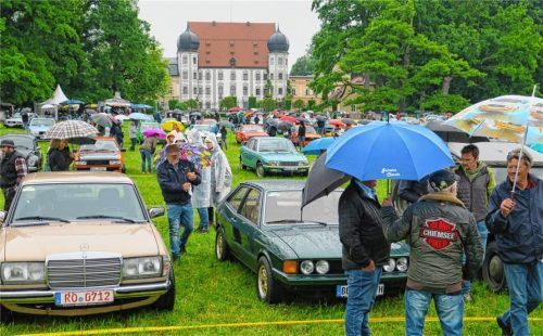 Der Wettergott hatte heuer kein Einsehen: Nicht nur das malerische Schloss Maxlrain und die davor abgestellten „Hochglanz-Pretiosen auf Rädern“, sondern auch viele bunte Regenschirme prägten gestern das beliebte Oldtimer-Festival „Oldie Feeling“. Fotos Baumann